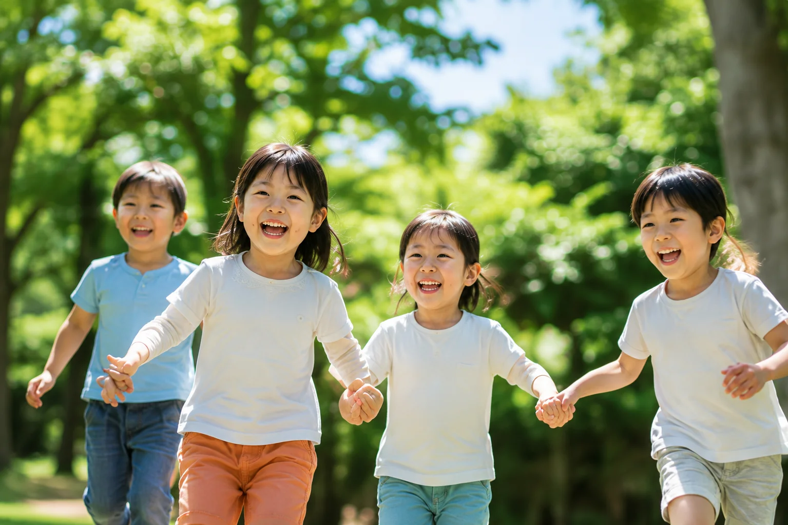公園で元気に走る子どもたち